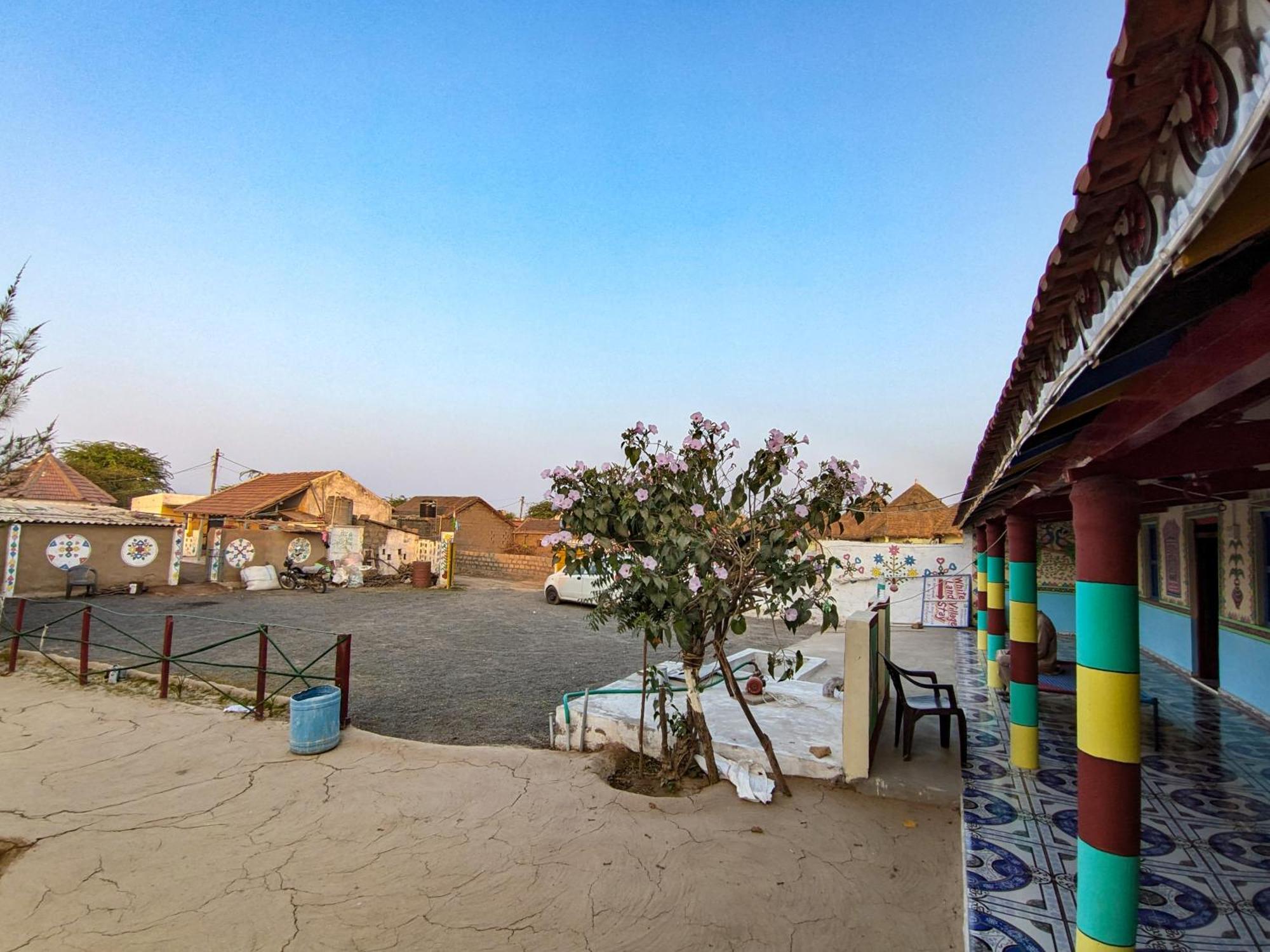 White Land Villagestay Dhordo المظهر الخارجي الصورة